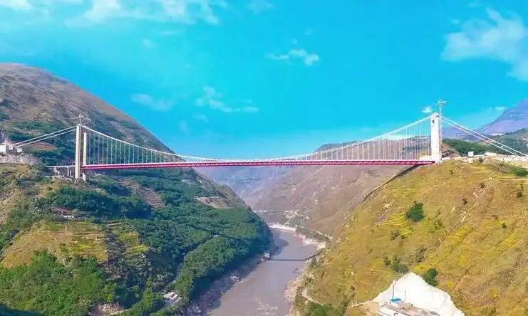 图为四川金沙江葫芦口大桥巨大的桥塔.