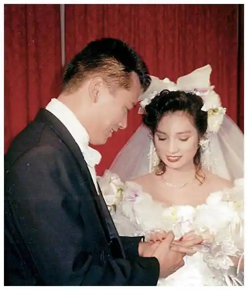 苗侨伟夫妇赴游,情侣装亮相,儿子抓拍露真实!_戚美珍_苗俊_感情