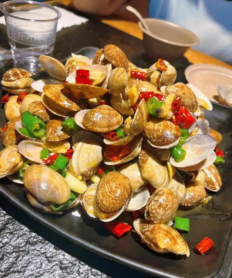 又是摆烂的一天.辣炒花蛤:很大一盘,味道不戳,没沙微甜,92 - 抖音