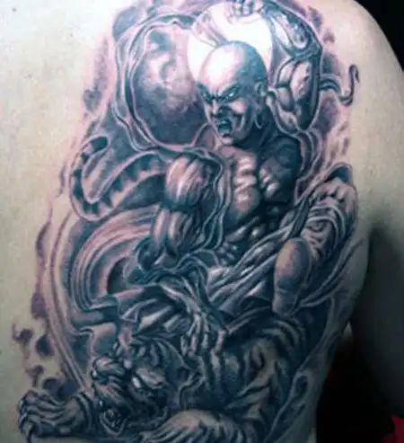 背部帅气的伏虎罗汉纹身图案