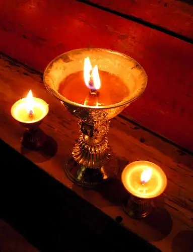 云南噶丹松赞林寺吉康寺内的酥油灯
