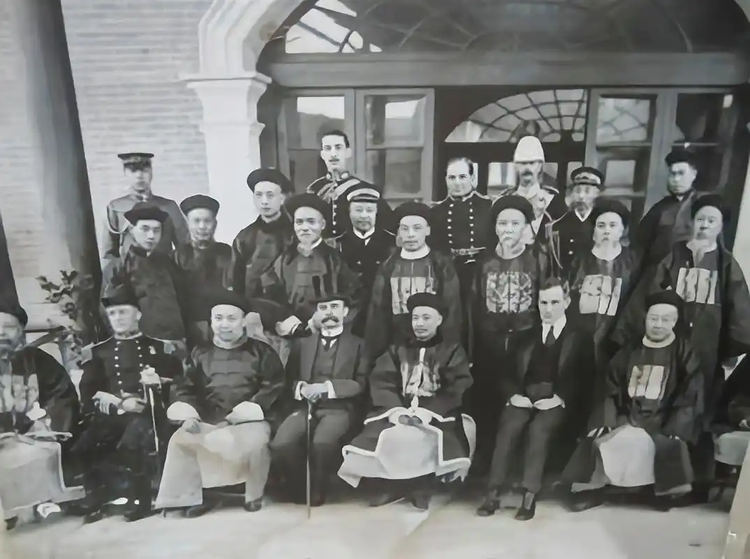 1902年10月16日,清廷驻法国公使裕庚次子馨龄大婚,新娘是个教钢琴的