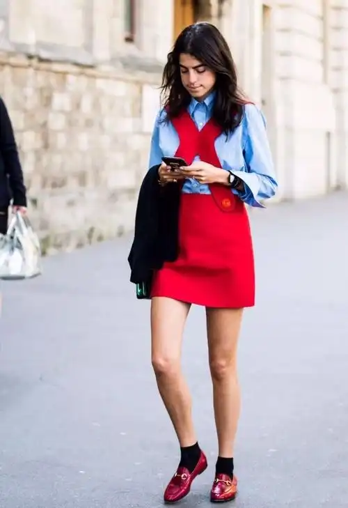 撞色的同样高饱和度的蓝色就应该掩其锋芒,在面积占比上弱上红色一头