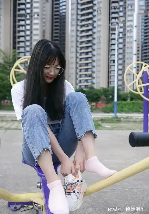 全程跟拍素颜小姐姐试穿超短丝袜现场运动鞋搭配牛仔裤美极了