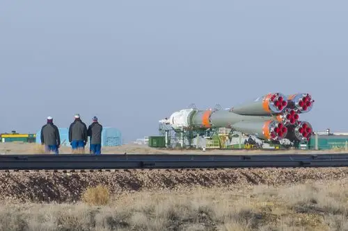 联盟号载人飞船发射前,都会有东正教牧师撒圣水祝福.