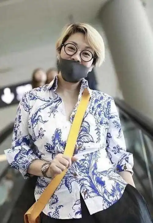 毛阿敏老了也照样敢穿,印花衬衫配黑裤时髦洋气,简约又显年轻