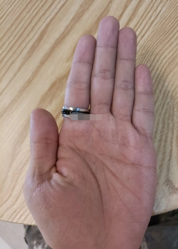 这位朋友的手相是很明显的"川字掌",且双手都是,即天地人三条主线不