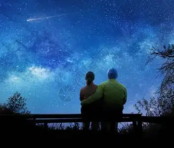 一对夫妇在夜空中看星星图片