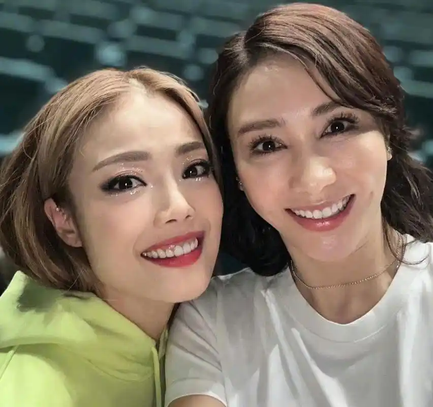 回顾黎姿和仨女儿合影犹如四姐妹,孩子入读最贵私校学习中华文化