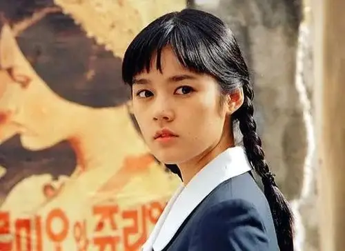 2003年,韩佳人与李泰兰,金浩镇,延政勋等演员合作拍摄电视剧《黄手帕