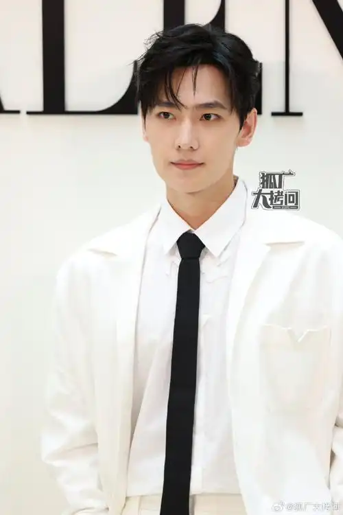 杨洋近期状态##杨洋白色短裤