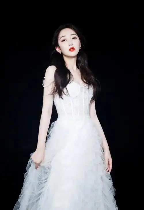 蒋梦婕穿白色网纱裙,仙气飘飘显女神范,伪素颜半扎马尾超减龄