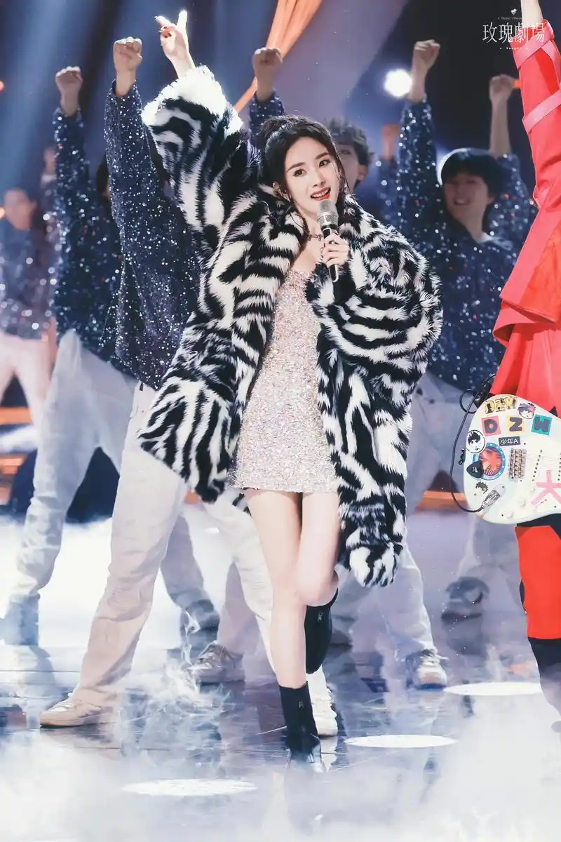 杨幂的晚会造型真是美成了焦点!野性又性感!美女就是百看不厌!