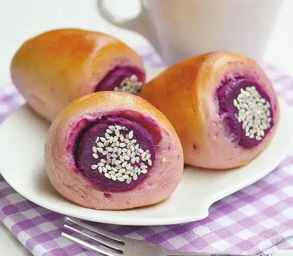 制作香甜松软好吃的奶香紫薯包色泽诱人