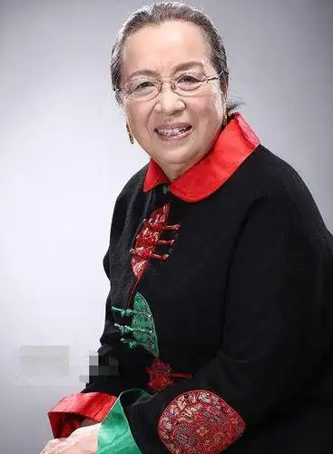 86岁艺术家彭玉近照曝光,头发斑白依旧端庄大气,为公益发声