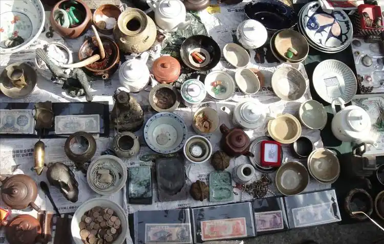 (杭州收藏品市场一角)