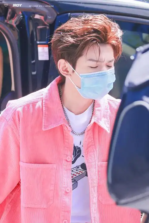 王源新造型曝光粉色头发搭配粉色上衣网友好像眼睛没睡醒