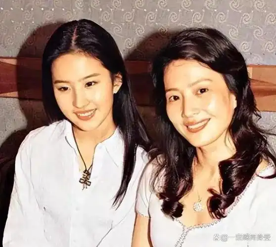 刘亦菲:的妈妈刘晓莉,两婚两离,至今单身,长得比女儿还漂亮