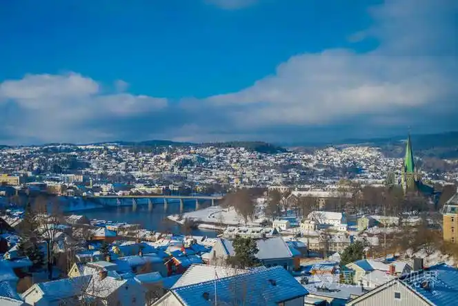 挪威城市特隆赫姆冬季美景尽收眼底