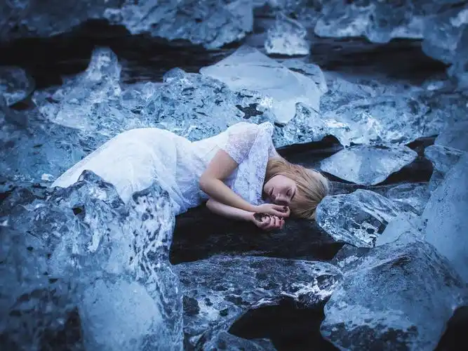 睡觉的女孩,冰,冷,艾米haslehurst 壁纸 - 1600x1200