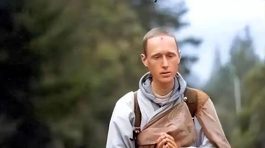 1977年的恒实法师出生美国 喜欢中文恒实法师,俗名克洛威利,1949年10