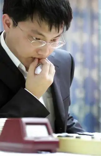 图文王中王决赛胡耀宇折桂比赛中冷静思考