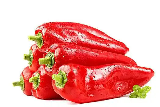 蔬菜水果和蔬菜在农贸市场放在桌子上的大量蔬菜番茄,红辣椒,绿胡椒