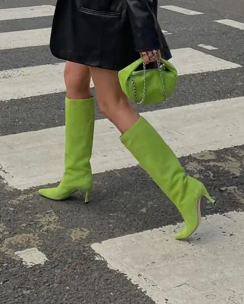 他们另一双绿色高跟鞋 也非常貌美elsa就穿了这款 搭配西装也很亮眼