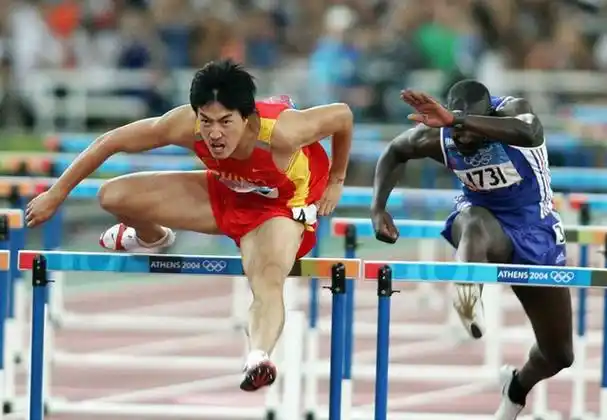 2004年5月8日,在日本大阪举行的国际田联大奖赛上,刘翔超过了美国跨栏