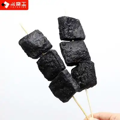 油炸臭豆腐,色泽墨黑,闻丑食香,饱满