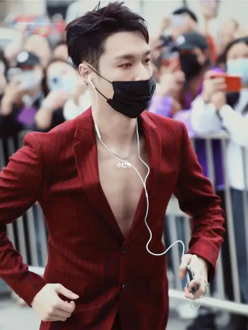 张艺兴酒红色西装78