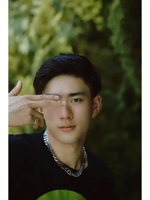 00后评弹演员林昱辰时尚街拍