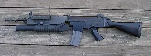 7.fnc突击步枪aug突击步枪,除装备奥地利军队外,还装备阿根廷.