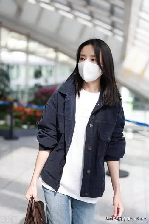 街拍董洁黑色夹克白t恤牛仔紧身裤简约随性