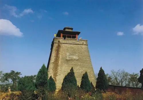 烽火戏诸侯,指西周时周幽王,为褒姒一笑,点燃了烽火台,戏弄了诸侯.