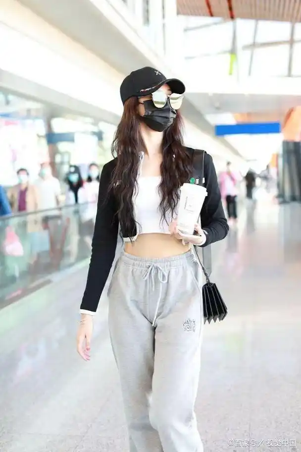 徐艺洋穿露脐装大秀好身材 示范教科书级别潮搭太吸睛