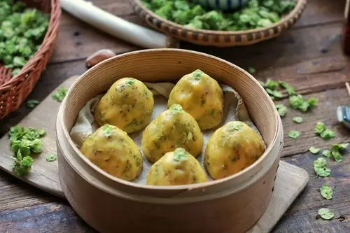 今天咱们继续来说说榆钱,昨天发的榆钱饭引起了朋友圈一阵共鸣,许多