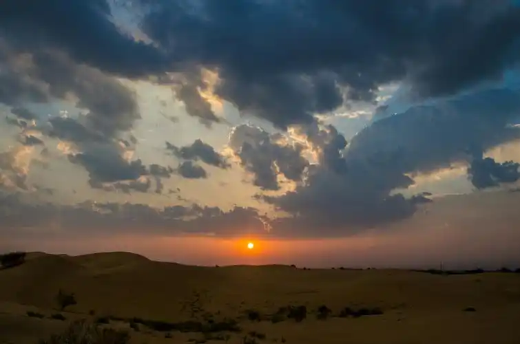 傍晚时分沙漠中的落日