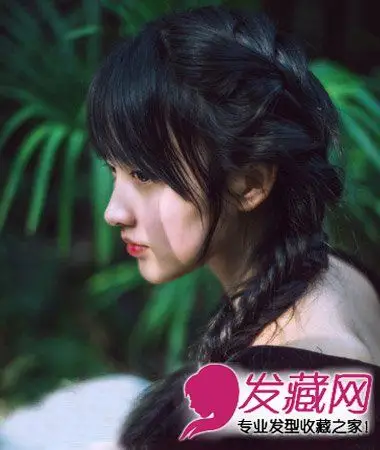 很有森女系风格的一款长发编发,乌黑莹亮的发丝最显淑女气质