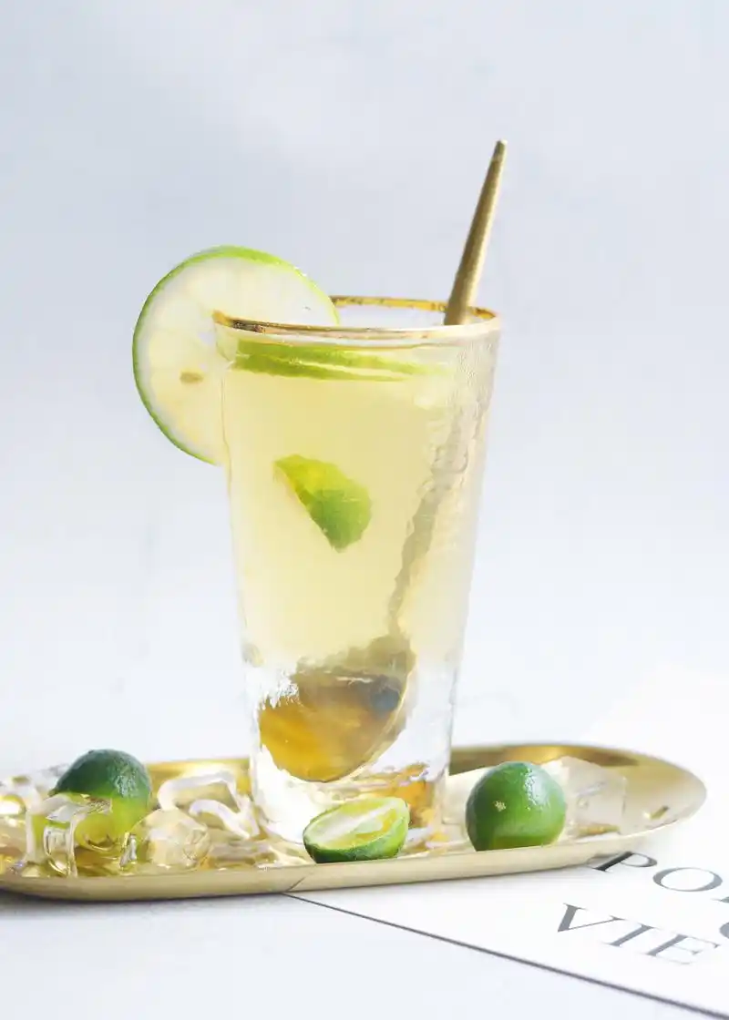 夏日必备饮品# 那当然是金桔柠檬茶啦~ 金桔与柠檬一起冲泡的茶以