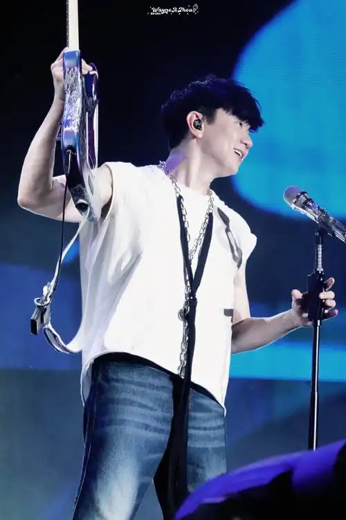 林俊杰陪地震后的小朋友过儿童节