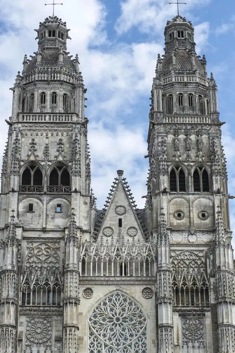 一生必须经典@法国图尔圣埃蒂安大教堂  图尔市的圣加蒂安教堂是天主