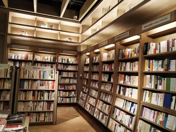 诚品书店内部设计及装饰,气氛浓厚 .