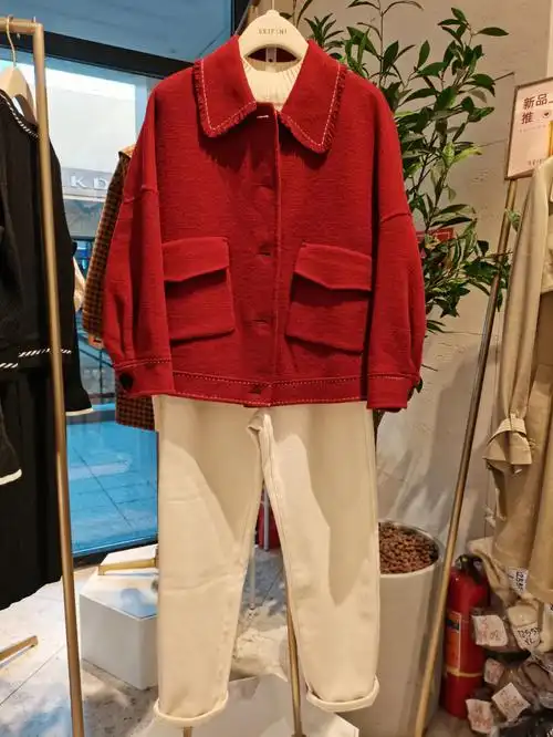 樱桃红大衣火热浪漫蔓热情奔放显气质