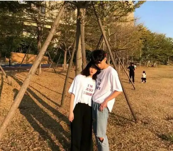 最近"壁咚"情侣头像火了,好看不撞款,组三是怦然心动的感觉