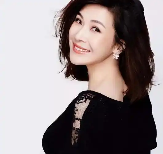 在2010年的一档节目上,童蕾用一句话暗示了自己和男友周一围分手的