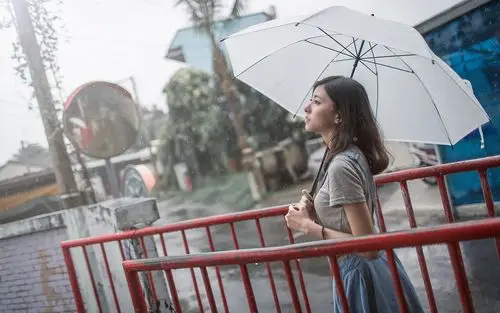 雨中车站撑着伞的长发小清新美女壁纸