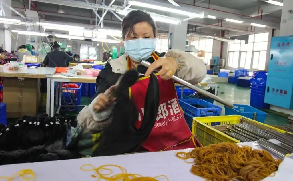 (邵阳假发企业生产制作假发.邵阳新闻网 张育溪摄)