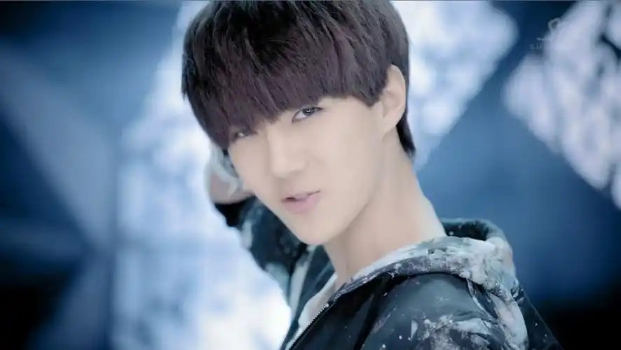 exo-k的history的mv里,2:57秒时的那个人是谁?