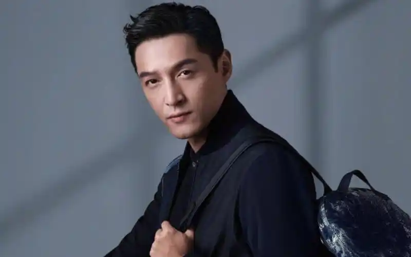 虽然现在的古天乐年纪比较大了,但是气质还是非常有味道的,成熟有魅力